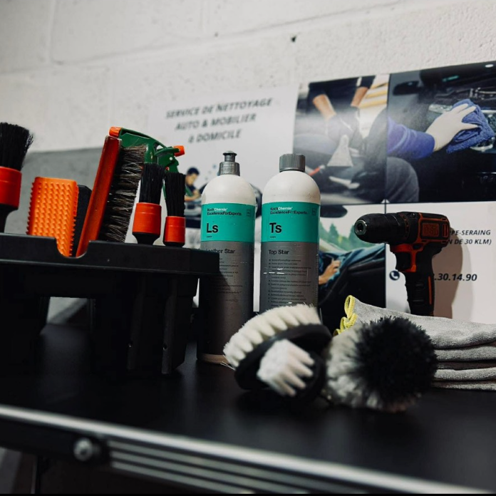 Produits de nettoyage et outils disposés sur un comptoir, avec des instructions en arrière-plan.