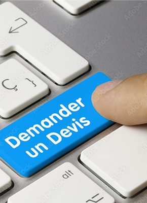 Un doigt appuie sur la touche bleue "Demander un Devis" d'un clavier.